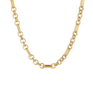 Vue rapprochée du collier en acier inoxydable doré avec maillons en corde torsadée