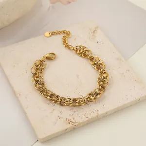 Primer plano detallado de la textura de la pulsera de eslabones tejidos en acero dorado
