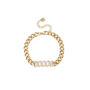 Vue détaillée d'un luxueux bracelet chaîne cubaine doré avec pavé de strass pour femmes