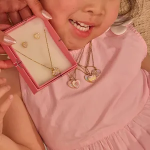 Detail van glitter hart ketting en oorbellen set voor kinderen in roze geschenkbox