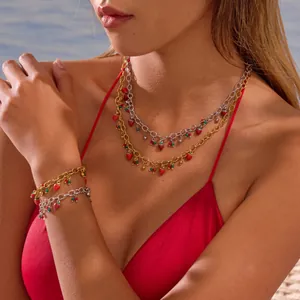 Elegantes mehrlagiges Erdbeer-Halsketten- und Armbandset aus Edelstahl am Modell