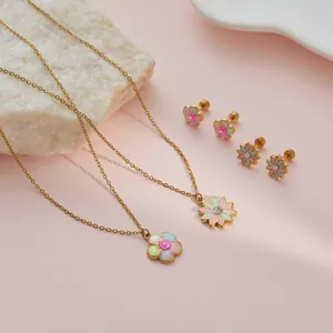 Detailansicht eines niedlichen Blumenschmucksets aus Edelstahl für Mädchen