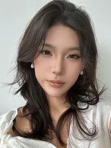 Gros plan d'un mannequin portant des boucles d'oreilles gouttes blanches en acier titane