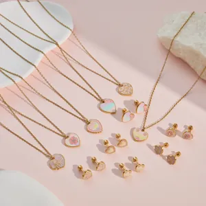 Detailweergave van glitter emaille hart ketting en oorbellen sets in verguld staal.