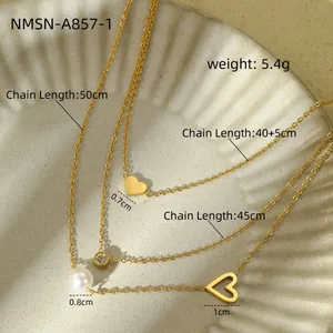 Vue détaillée du collier triple rang plaqué or 18 carats avec cœur et perle