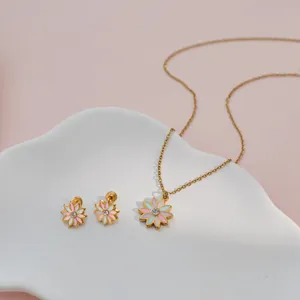 Nahaufnahme des Schmucksets mit emaillierten Pastellblumen und funkelnden Glaskristallen