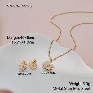 Detaillierte Makroansicht eines Blumen-Schmucksets mit Größen- und Gewichtsangaben