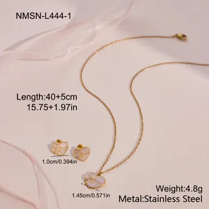 Gedetailleerd overzicht van roze glitter hart ketting en oorbellen set met afmetingen