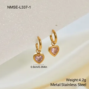 Vista detallada de pendientes de aro de corazón en acero inoxidable dorado con piedras