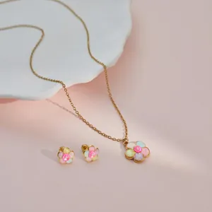 Detailansicht eines bunten Blumen-Schmucksets für Kinder aus Edelstahl auf rosa Grund.