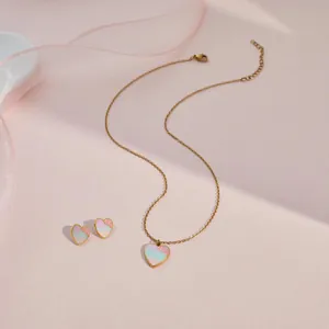 Detailweergave van hartjes sieradenset voor kinderen met glitter regenboog emaille.