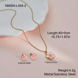 Detailansicht der niedlichen Halskette und Ohrringe mit Blumen aus Edelstahl für Kinder