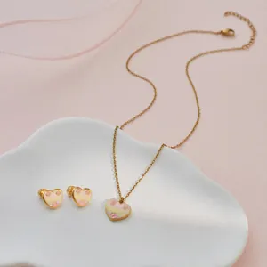 Detailweergave van glitter hartvormige halsketting en oorbellen set voor meisjes
