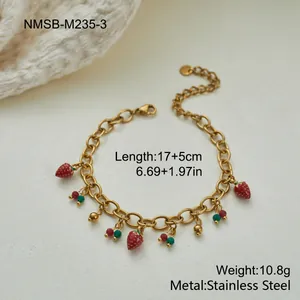 Elegantes vergoldetes Edelstahl-Armband mit roten Erdbeeren-Anhängern und Perlen