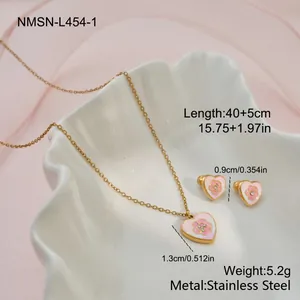 Detailweergave van hart sieradenset met afmetingen voor kinderketting en oorbellen.