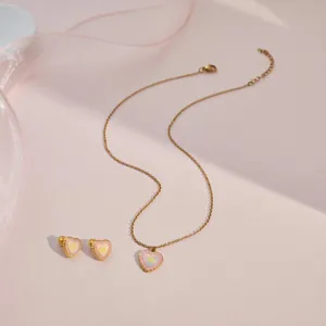 Detailweergave van glitter hart hanger ketting en bijpassende oorknopjes voor kinderen.