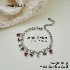 Detaillierte Makroansicht eines silbernen Erdbeer-Armbands aus Edelstahl mit Maßangaben