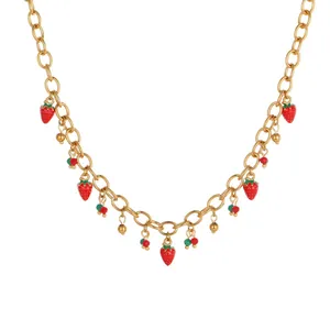 Detail einer goldfarbenen Edelstahlkette mit roten Emaille Erdbeeranhängern für Damen