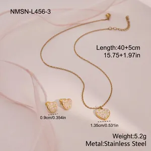 Gedetailleerde weergave met afmetingen van hartvormige glitter ketting en oorbellen in goud