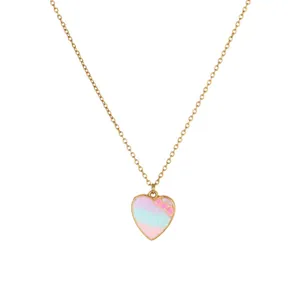 Detail van rvs kinderketting met roze glitterhartje en strikje