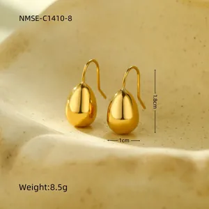 Vue détaillée d'élégantes boucles d'oreilles goutte d'or montrant 1,8cm de haut et 1cm de large