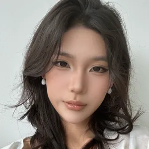 Boucles d'oreilles élégantes en acier titane en forme de goutte d'eau sur un mannequin