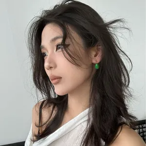 Élégantes boucles d'oreilles en acier titane goutte d'huile verte pour femmes style
