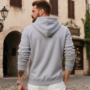 Vista trasera de una sudadera con capucha de forro polar gris pesado en un modelo en la calle