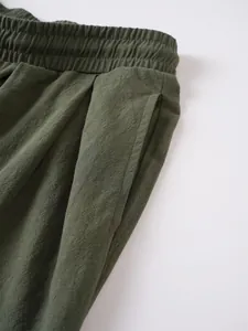 Primer plano de pantalones de lino y algodón para hombre con cintura elástica y tela