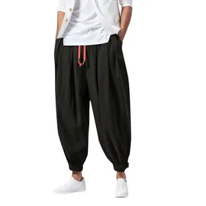 Detalle de pantalones casuales de lino y algodón para hombre con cordón rojo
