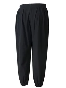 Vista posterior detallada de pantalones negros de lino y algodón con cintura elástica.