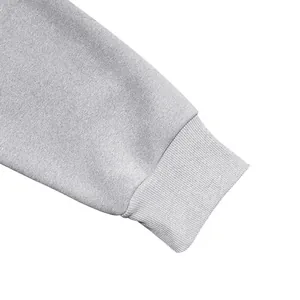 Primer plano detallado del puño acanalado de sudadera gris gruesa con forro polar suave