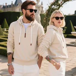 Vista de una pareja con sudaderas con capucha pesadas de forro polar crema al aire libre.