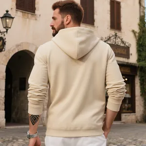 Vista trasera de una sudadera de forro polar crema para hombre con tela gruesa y corte holgado