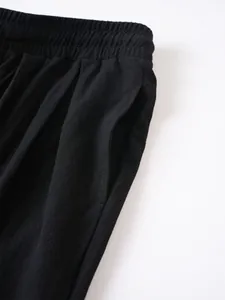 Detalle de cerca de pantalón de lino y algodón negro para hombre con cintura elástica