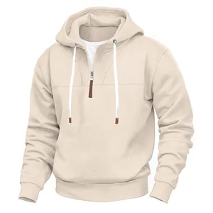 Detalle de sudadera beige de forro polar grueso con cremallera corta y cordones