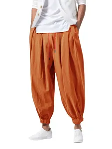 Vista detallada de pantalones bombachos naranja para hombre en lino con cordón ajustable