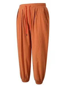 Vista frontal de pantalones casuales de hombre en algodón y lino naranja con cordón rojo