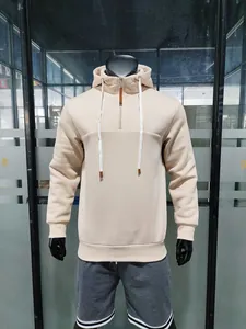 Vista detallada de una sudadera con capucha beige de forro polar grueso con media cremallera