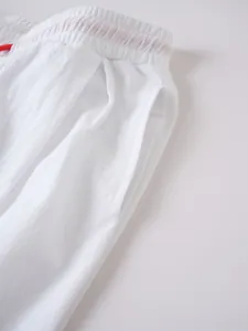 Primer plano de pantalón de algodón y lino blanco con cintura elástica y bolsillo