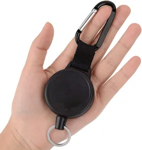 Dettaglio del portachiavi retrattile da 52 mm con moschettone e cavo da 1 m in mano