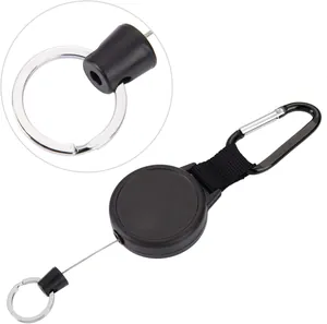 Dettaglio macro del portachiavi retrattile da 52 mm con cavo in acciaio da 1 m e moschettone
