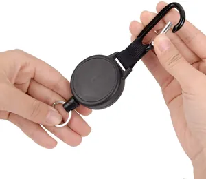 Dettaglio del portachiavi retrattile nero da 52 mm con moschettone e cavo da 1 metro
