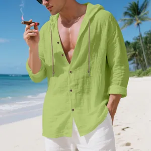 Detail der grünen Leinen-Kapuzenjacke für Herren mit atmungsaktivem Stoff am Strand