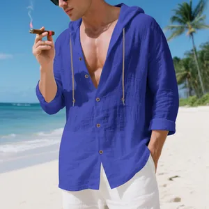 Detailansicht eines blauen Herren-Leinenkapuzenhemds für lässige Strandurlaube