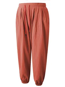 Detalle de pantalones casuales naranjas de lino y algodón para hombre con cordón ajustable
