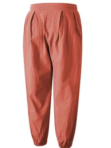 Vista detallada de la tela de algodón y lino y los puños elásticos del jogger para hombre.