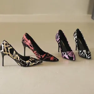 Elegante Stiletto-Heels mit spitzer Zehenpartie und bunten abstrakten Druckmustern