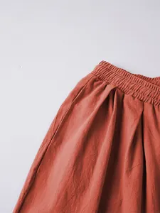 Primer plano del elástico de la cintura en pantalones de algodón y lino color naranja