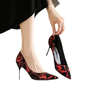 Elegante spitze Stiletto-Pumps mit markantem rot-schwarzem abstraktem Musterdesign